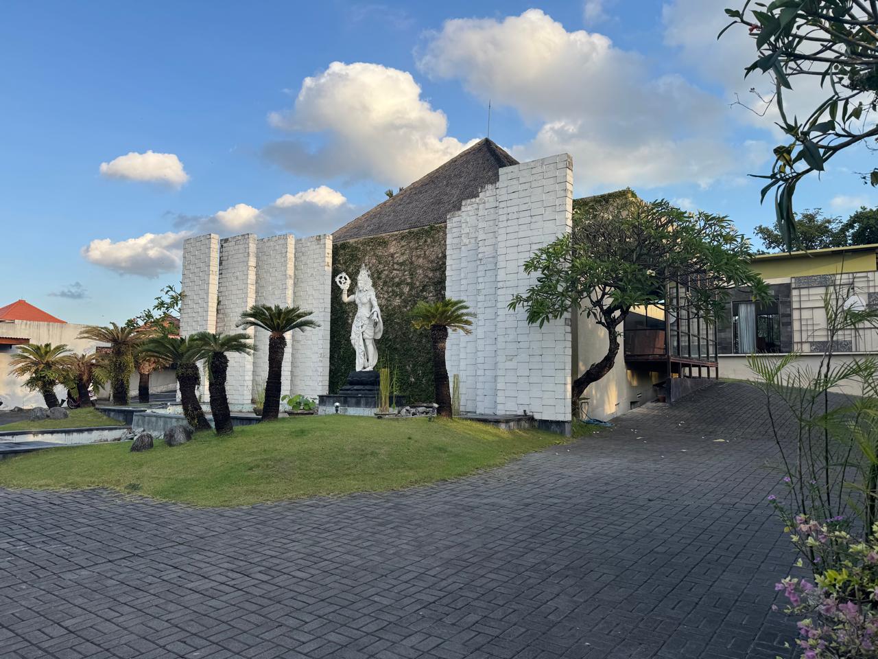 COMPLEX RESIDENT FOR SALE BATUBELIG SEMINYAK BALI